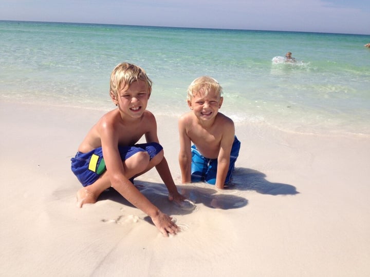 kids building a sand castle on a destin beach